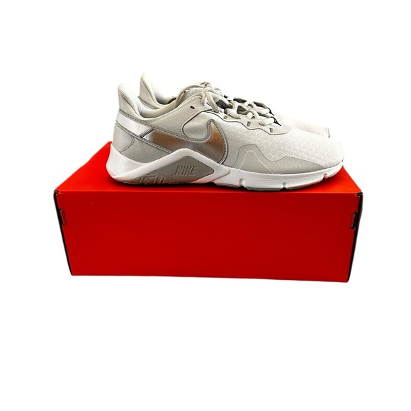 NIB W NIKE LEGEND ESSENTIAL 2 - Picture 1 of 7